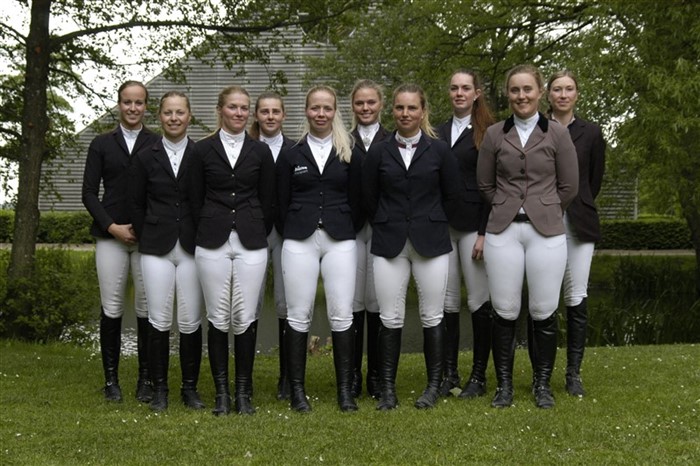 Fra venstra: Maja Johansen Spøhr (Helsinge Rideklub), Ann Katrine Kejser Rasmussen (Sportsrideklubben Aalborg), Jacqueline Dupont (Sportsrideklubben Vallensbæk), Laura Kristine Thorup (Kolding Rideklub), Pia Thomsen (Tørring Rideklub), Michelle Snoghøj Mathiesen (Dalumgård Rideklub) Camilla Lund-Pedersen (Viborg Rideklub), Amalie Winther Andreasen (Viborg Rideklub), Josephine Stenholt Knudsen (Brande Sportsrideklub) og Netta Tuovinen (Aarhus Rideklub)