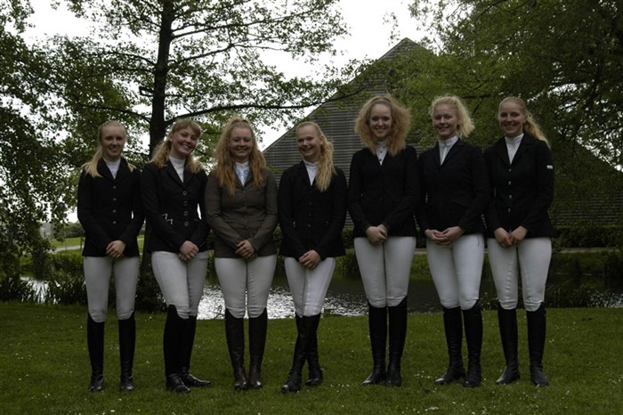 Fra venstre: Nadja Therkildsen (Aarhus Rideklub), Ida Hyldeborg (Kolding Rideklub), Kristina Krogshave Christiansen (Frederikshavn Rideklub), Tina Rosengård Hansen (Ikast Rideklub), Frederikke Lundgren Skelmose (Sportsrideklubben Vallensbæk), Anne-Kjestine Diederichsen (Billund Sportsrideklub) og Ida Grønbech-Jensen (Aalborg Sportsrideklub)